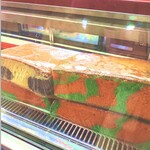 セイロン ベーカーズ - カラフルなカステラのようなケーキ。好きなサイズにカット売りしてくれます。