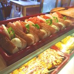 セイロン ベーカーズ - 上は、卵と野菜のサンド。下は、ピザ。