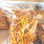 セイロン ベーカーズ - パスタのようなものを焼いてあってカリカリしてる。ほどよく辛くて、食べ始めたら止まらない