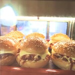 セイロン ベーカーズ - チキンチーズバーガー。チキンがしっとりやわらかく、しっかり味が染み込んでる。チーズの風味がミルキーで美味しかった