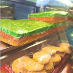 セイロン ベーカーズ - 上はカステラのようなケーキ。下はクッキー