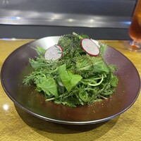 ステーキハウス アクア - 前菜　燻製の煙を閉じこめている燻製サラダ【沖縄産の海ぶどう、カラスミ、ハーブの野菜、イカのバジルマリネ、カレーの香りのする赤キャベツ】