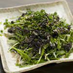 Hakata Motsunabe Sakaba Kaneko Masutarou - 水菜のシャキシャキとセンマイのコリコリ、その二つの織りなすハーモニーが癖になる『水菜とセンマイのシャキコリさらだ』！
      胡麻の風味が利いた自家製黒ごまドレッシングが絶妙にマッチします。