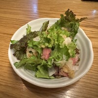 KINKA sushi bar izakaya 渋谷 - 自家製ローストビーフと寿司屋のガリドレサラダ