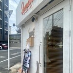 Somali cat & cafe & bar - もちろん二重扉。