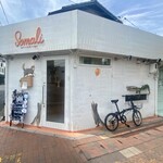 Somali cat & cafe & bar - ほっこり可愛い外観。