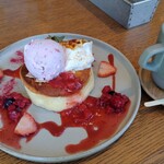 YURT - 苺とブリュレクリームのパンケーキ1,480円