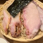 いかれたヌードル フィッシュトンズ - 肉と麺