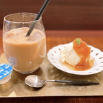 epais - 食後のデザートは
      "バニラアイス アップルシナモンソースがけ”*
      ドリンクは"エペ特別抽出 こだわりのカフェオレ”