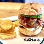 CRUZ BURGERS & CRAFT BEERS - ABCバーガー(アボカドベーコンチーズ)
