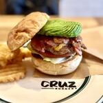 CRUZ BURGERS & CRAFT BEERS - ABCバーガー(アボカドベーコンチーズ)