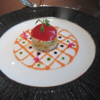 ル・トリアノン - トマト・ズワイ蟹・マンゴーのミルフィーユ仕立て