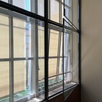 TORPEDO RESTAURANT & CAFE - 鉄製サッシのデザインが秀逸