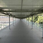 TORPEDO RESTAURANT & CAFE - 駐車場へ向かう外廊下の柱は、H鋼ではなく、L字鋼が使われボルトで組まれている