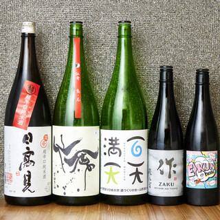 料理に合うドリンクをラインナップ。日替わりの日本酒がおすすめ