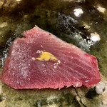 鮨桂太 - カツオ(塩と辛子)