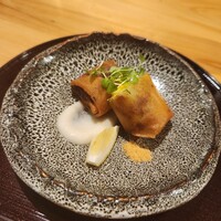 飯田橋 喝采 - 【2品目】帆立真丈と枝豆・とうもろこしの春巻き　煎り酒風味の蕪のソース＆山葵醤油パウダー＆檸檬