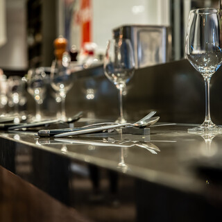 ソムリエ厳選ワインをハーフグラスでリーズナブルに味わえます