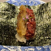 USHIGORO S. GINZA - 揚げフカヒレと生肉の巻き寿司。とっても美味しいですが、舌がフカヒレを見失ったかも。