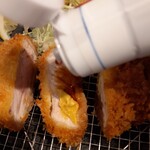 とんかつ目黒こがね - 続いて〜カラシ＋お醤油で〜！！