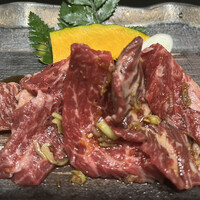清江苑 池袋西口本店 - ■上ハラミランチ￥2,700…上ハラミは塩ではなく、タレを選択。肉は５切れ。ご飯は同料金の為、大。サラダドレッシングはごまではなく、チョレギを選択。「上ハラミ」の定義は、なんだろう？脂肪のサシが美しく、弾力も感じられましたが、少々ジューシーさが足りない印象であった。