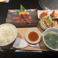 清江苑 池袋西口本店 - ■上ハラミランチ￥2,700…上ハラミは塩ではなく、タレを選択。肉は５切れ。ご飯は同料金の為、大。サラダドレッシングはごまではなく、チョレギを選択。「上ハラミ」の定義は、なんだろう？脂肪のサシが美しく、弾力も感じられましたが、少々ジューシーさが足りない印象であった。