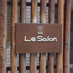 Bar Le Salon - OptioA30：１階の「Ｌｅ　Ｓａｌｏｎ」の看板