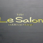 Bar Le Salon - OptioA30：壁の「Ｌｅ　Ｓａｌｏｎ」のロゴ