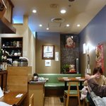 うどん棒 - 右手にテーブル席、そして、左手にカウンターがあり、その奥が厨房です。