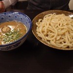 夢ノ弥 - 三代目豚骨魚介つけ麺（冷たい麺），
       大盛りで850円です。