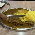 ナイルレストラン - スタッフによるチキン切り分け