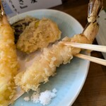 手打そば 三咲 - 海老は結構のボリューム
