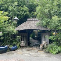 九つ井 本店 - 駐車場からの萱門