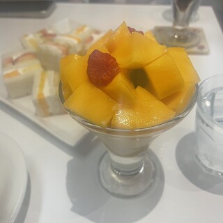 しもかわでらページ Fruit&Cafe HOSOKAWA 下鴨本店＞新鮮な果物とスイーツが味わえる老舗