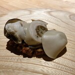 レスピラシオン - ◯Paella  岩牡蠣
      スペインの伝統的なパエリア。
      大きな牡蠣の下に魚介の出汁を吸ったお米があり、凝縮された濃厚な味わいが凄い。