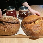 レスピラシオン - パン・ド・カンパーニュのプレゼン
      あずきなどの雑穀酵母とワイン搾りかすから取った酵母のパン。