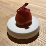 レスピラシオン - ◇トマト
      ビネガー漬け。
      昔ながらの農家さんによるトマトで酸味と甘味がしっかりあり素材自体が美味しいです