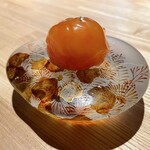 レスピラシオン - ◯Impact shrimp.  甘海老
                                石川県産の甘海老を余す事なく使っています。
                                一番上の薄いシートには頭の味噌を使い、塩麹で和えた身に被せています。