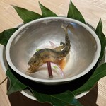 レスピラシオン - ◯Ayu  鮎
      スペインのエスカベッチェ(南蛮漬け)をイメージしたもの。
      ソースは新玉ねぎを発酵させた酸味のあるお酢。
      添えられているのは赤玉ねぎ、フルーツのびわ、山菜のわらびのピクルス。