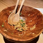 レスピラシオン - ピカーダのプレゼン
      目の前でニンニクやナッツ、パクチーなどを混ぜ合わせます。