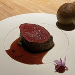 レスピラシオン - ◯Carne  鹿
      お見事な火入れの蝦夷鹿のローストです。
      ソースはこれまでの食材の端材を集めて出汁をとったもの。