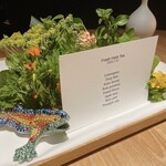 レスピラシオン - ◇コーヒー、ハーブティー
      事前にハーブのプレゼンテーションがあります。
      ポットからはハーブが溢れビジュアルにもインパクトがあります。