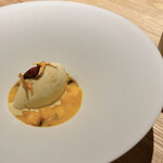 レスピラシオン - ◯Maiz  とうもろこし/マンゴー
      今度は南国です。
      とうもろこしのアイスクリームはそのものの甘味を生かしたもの。
      途中からシェリー酒をソースの様にかけていただきます。