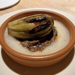 レスピラシオン - ◯Oso  へた紫茄子／熊
      旨味の強い茄子です。
      下には石川県白山市のツキノワグマの肉を使ったラグーソース。
      その下のベシャメルソースは薪の香りがします。
      泡は焼いた茄子のエキスを絞ったものです。