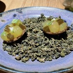 レスピラシオン - ◇お茶菓子4種
      ・金沢のぶどうデラウェアのお茶菓子
      デラウェアとレモンバジルを合わせたゼリー。
      同様に下のタルトにも入っているとのことです。