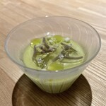 レスピラシオン - ◇地元野菜のフラン
      ズッキーニのムース。
      ヨモギ、ジュンサイを使ったもの。
      発酵したワカメの出汁を使っています。