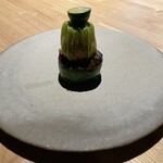 レスピラシオン - ◯Calabacin  ズッキーニ／よもぎ／七面鳥
      ズッキーニは酒粕とゴルゴンゾーラに3日間漬けたものを焼き上げています。花ズッキーニの中に能登阿岸の七面鳥のお団子が入っています。