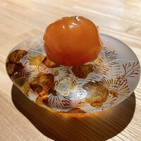 レスピラシオン - ◯Impact shrimp.  甘海老
                    石川県産の甘海老を余す事なく使っています。
                    一番上の薄いシートには頭の味噌を使い、塩麹で和えた身に被せています。