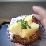 DE・NI - ＊白桃がジューシーで美味しいこと。デニッシュはバターをたっぷり使用され、層もキレイでサクサク食感。♪この後ランチでしたので、半分持ち帰りにさせて頂きました。m(__)m