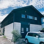 Offshore SOBA&COFFEE - 駐車場はお店の前に3台分あります◎ 過去2度伺いましたが、満車で停めれず( > < ) 今日は1台分空いてて入れました♪